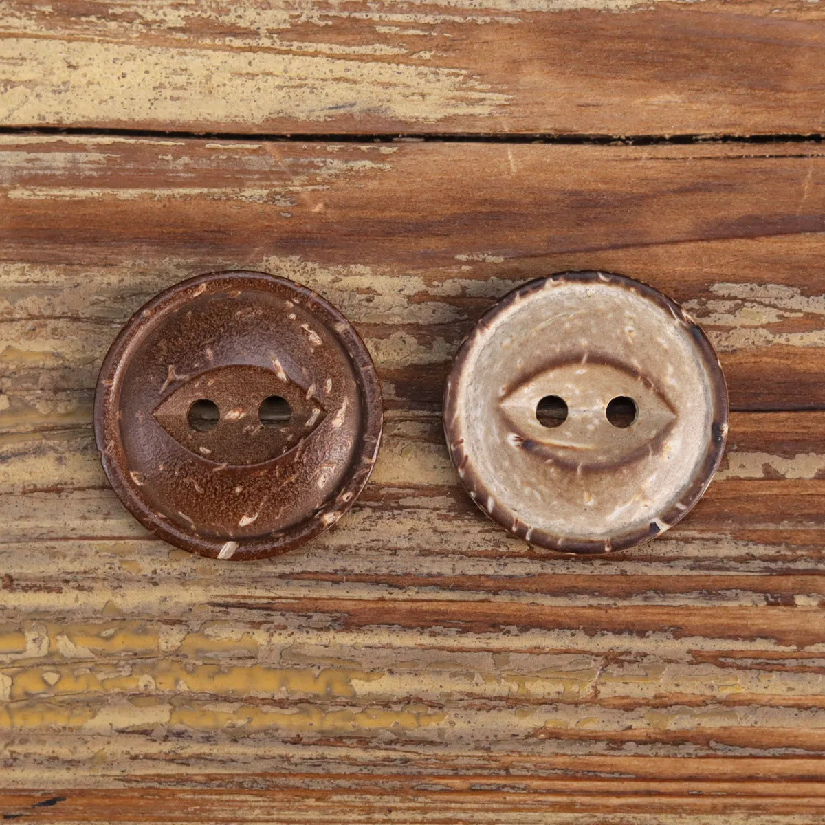 14-32L Natural Coconut Shell Fish-Eye Buttons Mottled Texture 40 Pack