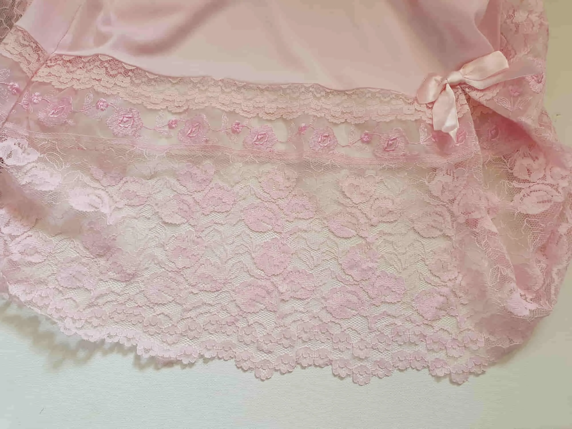 1950s-1960s Pink Half Slip With Lacy Border - M