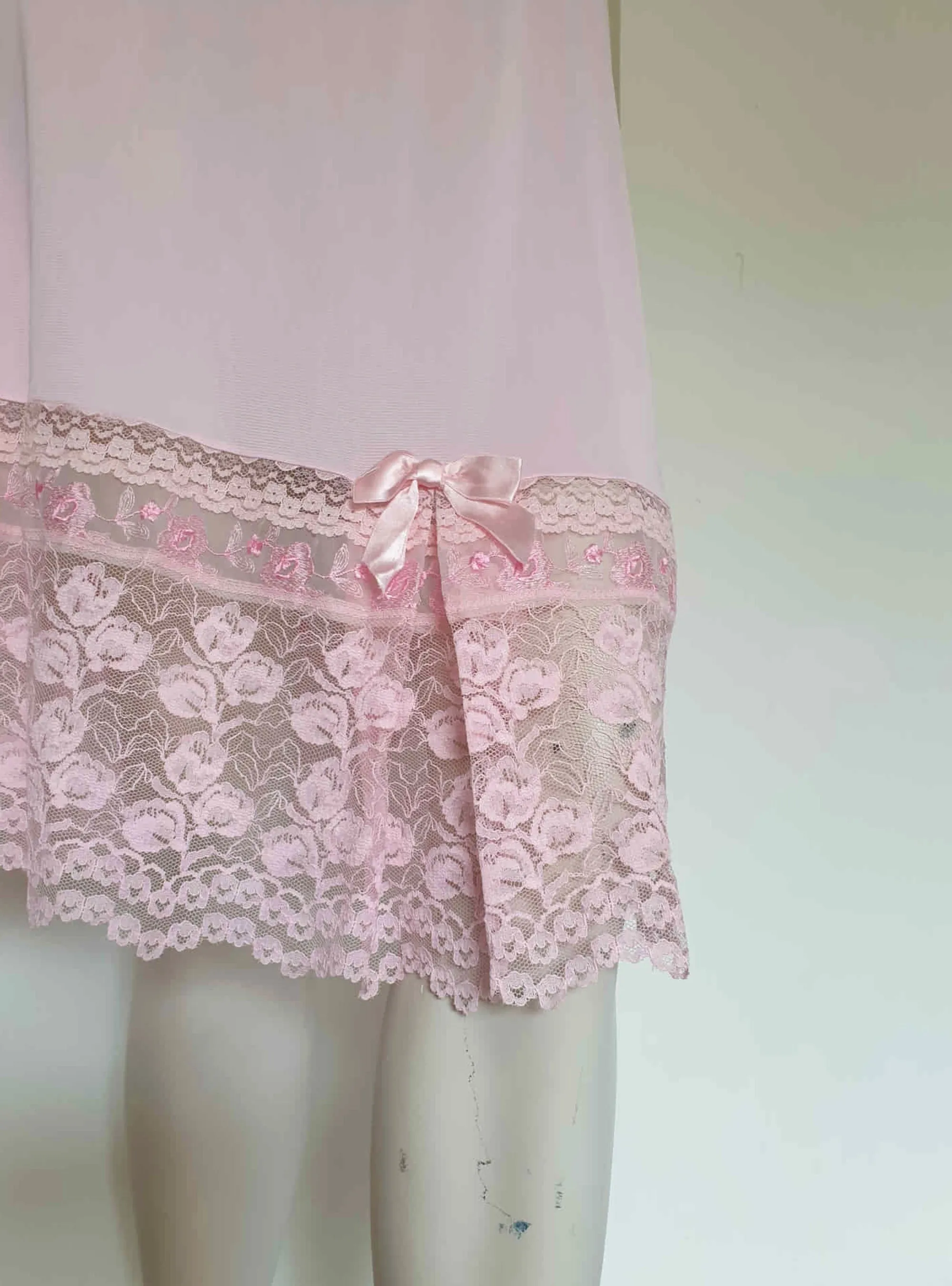 1950s-1960s Pink Half Slip With Lacy Border - M