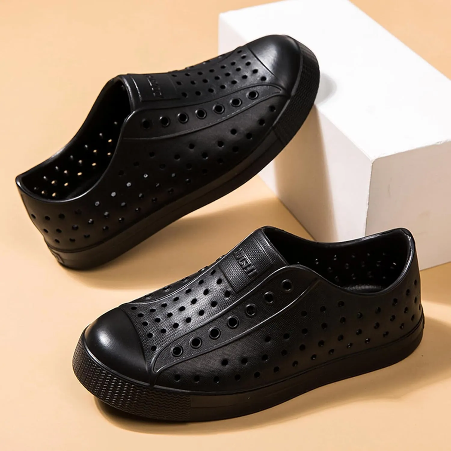 Kids’ Colorful Slip-On Garden Clogs, Lightweight Waterproof & Breathable Shoes with Non-Slip Sole, Available in Fun Colors for Outdoor Play, Beach, and Everyday Adventures